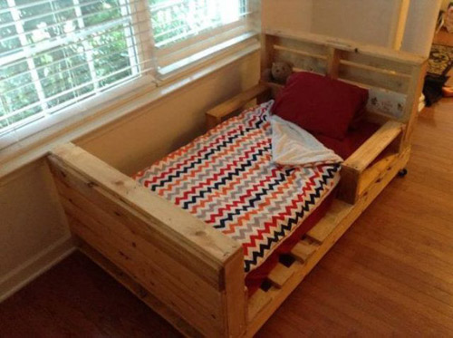 легло и спалня от палети