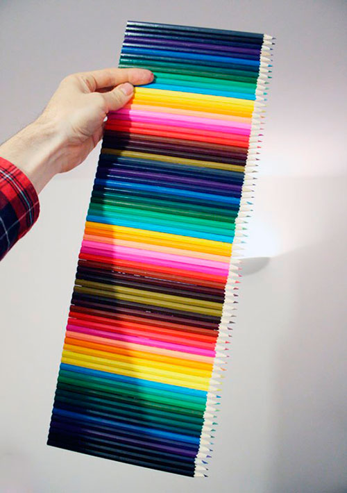 идеи креативен рафт за книги от цветни моливи