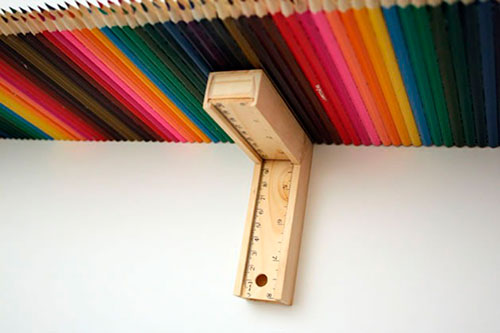 идеи креативен рафт за книги от цветни моливи