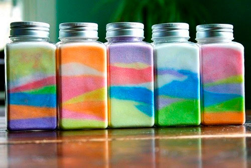 идеи декорация за стая от бутилки с цветна сол