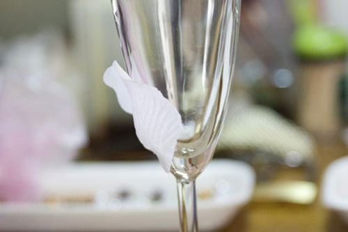 идеи сватбени чаши с листенца от рози