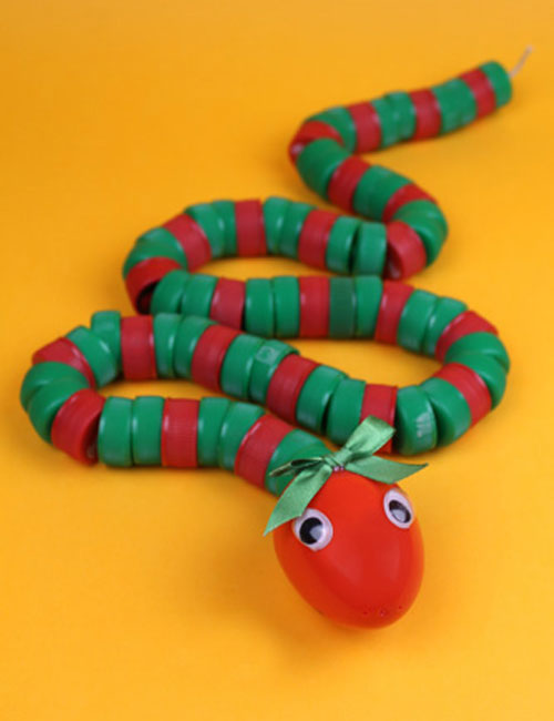 идеи играчка змия от капачки на бутилки