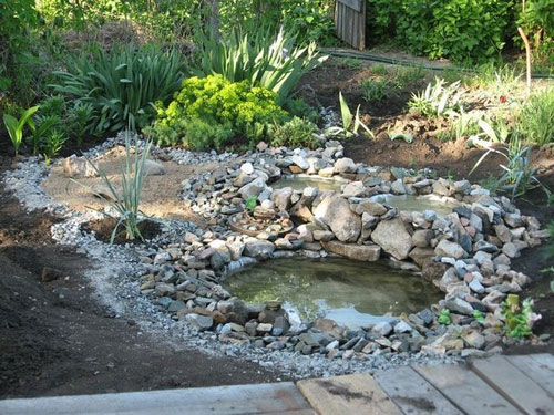 идеи красиво езерце от стари гуми за градината