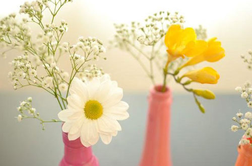 идеи ярки декоративни вази от стъклени бутилки
