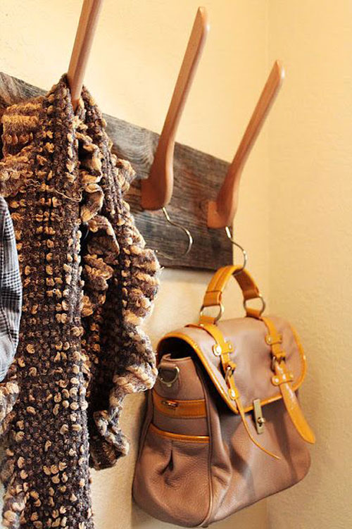 идеи стенна закачалка за дрехи от дървени закачалки 