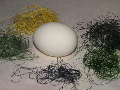 идеи боядисване на великденски яйца с конци