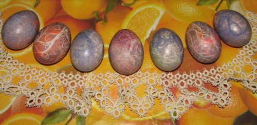 идеи боядисване на великденски яйца с конци