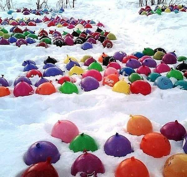 Идея със замразена вода в балони