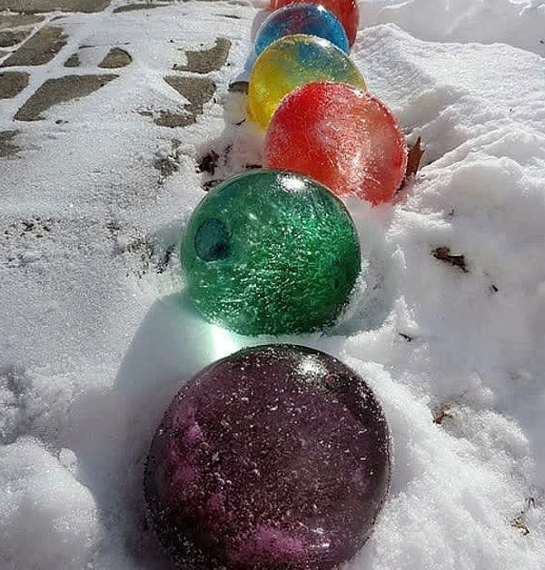 Идея със замразена вода в балони
